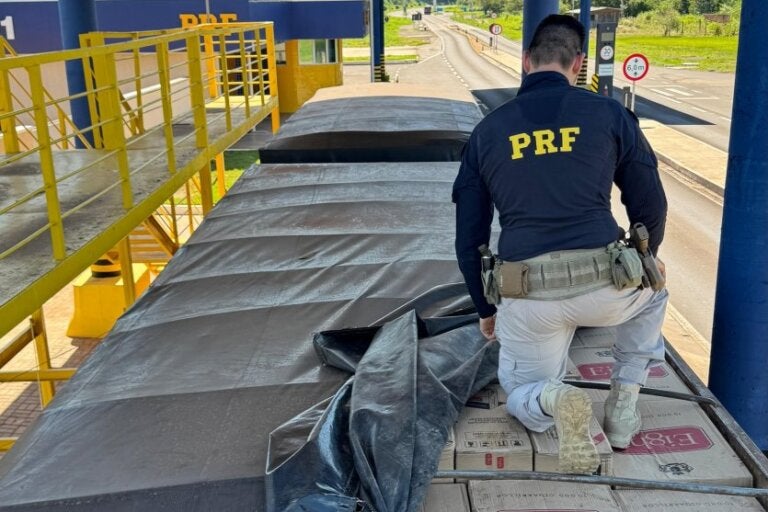 PRF apreende 600 mil maços de cigarros em bitrem na BR-487, em Alto Paraíso.