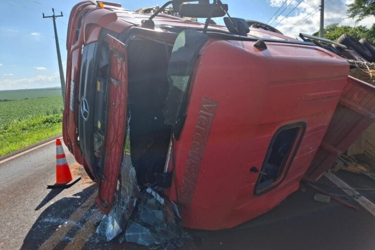 Acidente na PR-364 deixa caminhoneiro ferido em Palotina.