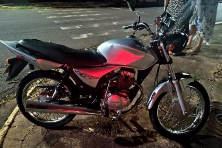 Acidente na Zona V de Umuarama deixa motociclista ferido.