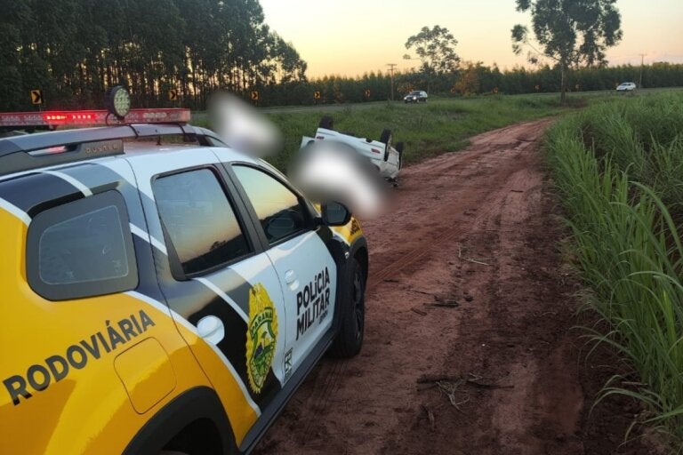 Peugeot capota na PR-567 e deixa três pessoas feridas em Cianorte.