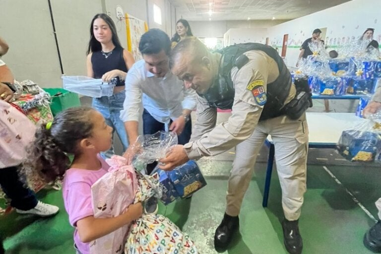 Natal Solidário da PM arrecada brinquedos e mais de 300 kg de alimentos para projetos sociais de Umuarama.