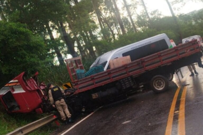 Colisão frontal de caminhão e ambulância mata uma pessoa e deixa outras 7 feridas, em Cidade Gaúcha.