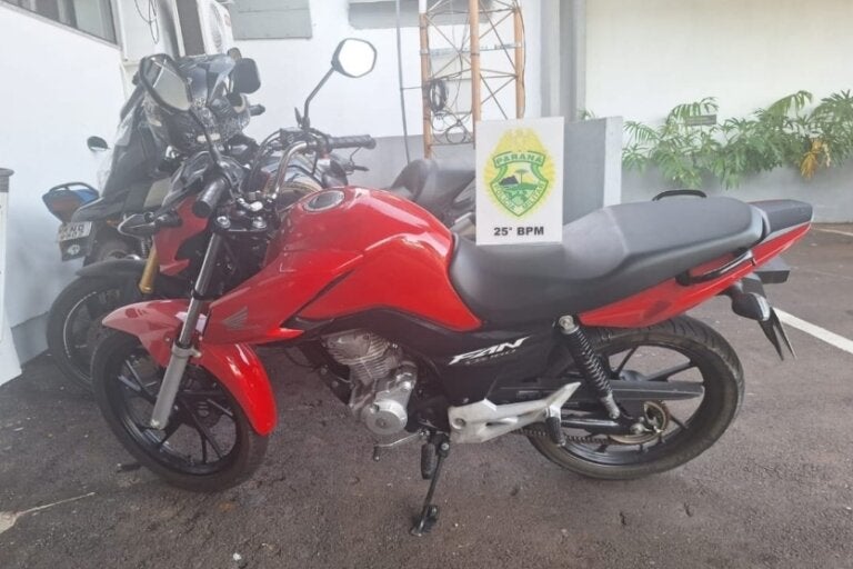 Motocicleta furtada é recuperada e dois homens são presos em Umuarama.