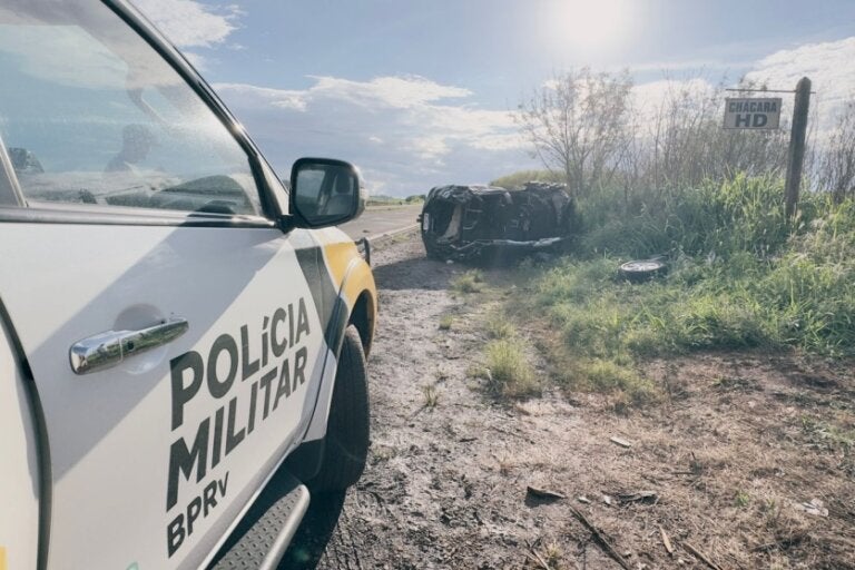 Samu socorre vítimas de capotamento na PR-323, em Paiçandu