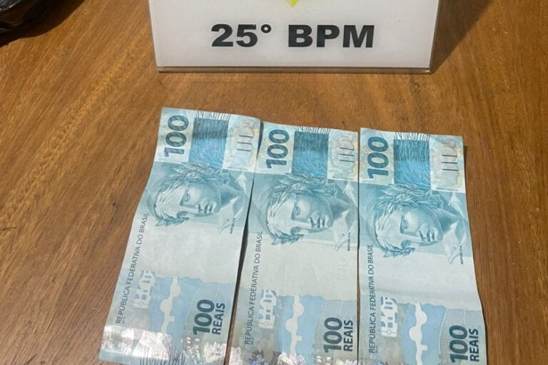 Comércio na praça Anchieta é roubado por suspeito que fingiu estar armado.