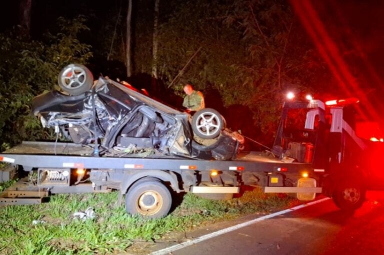 Condutor em fuga capota carro na PR-323, em Umuarama, e fica preso entre as ferragens