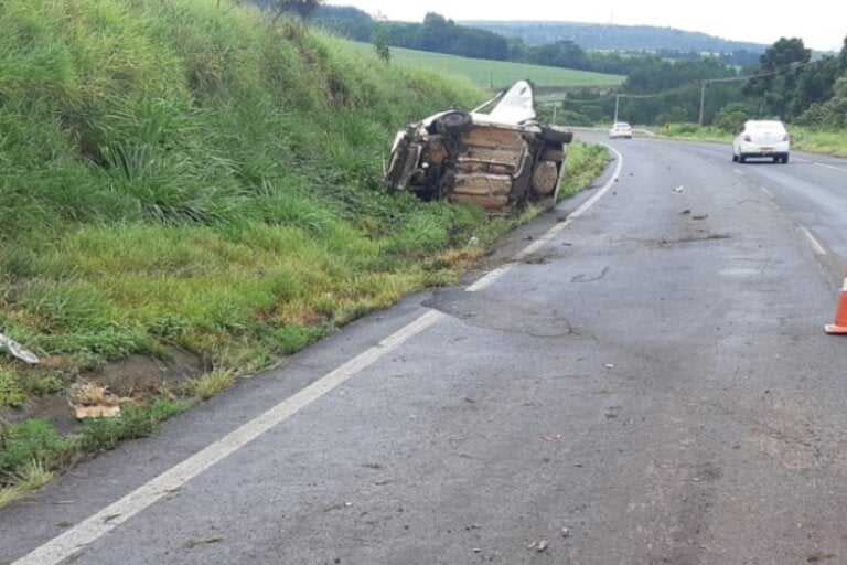 Jovem morre atropelada por caminhão segundos após sobreviver a capotamento na BR-376.