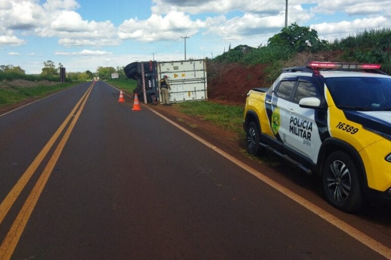 Caminhão com frangos congelados tomba na PR-492, em Paraíso do Norte.