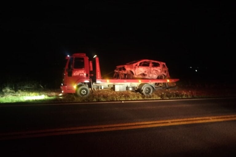 Carro pega fogo na PR-364, em Palotina, após curto circuito na parte frontal.