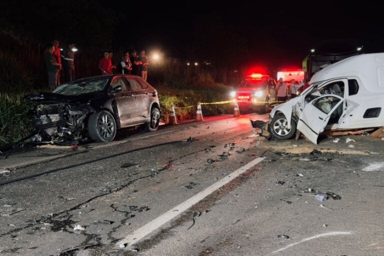 Jovem morre em colisão frontal em Marialva; dois condutores ficaram feridos.