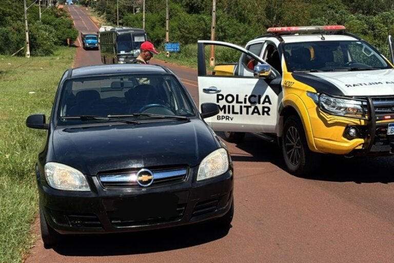 Carro com débitos de quase R$ 10 mil é apreendido com condutor sem CNH, em Palotina.