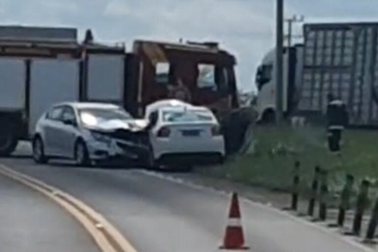 Veículos colidem em trevo da PR-323, em Cruzeiro do Oeste, na manhã desta quarta-feira.