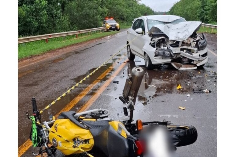 Colisão frontal na PR-492 causa morte de motociclista em Rondon.