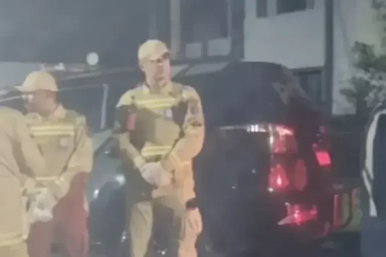 Homem mantém esposa e vizinha reféns em apartamento, em Pato Branco