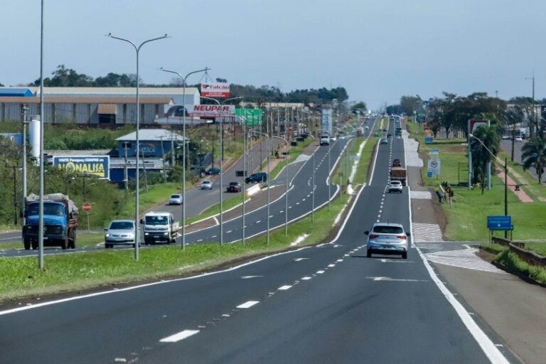 Quase dois veículos emplacados a cada minuto no Paraná. Essa foi a média que o Estado registrou em novembro, com 71.553 novos emplacamentos, segundo o Departamento de Trânsito do Paraná (Detran/PR). Deste total, 46.938 compreendem veículos novos e 24.615 são placas daqueles que foram transferidos para o Estado. O montante representa um aumento de 20% em relação a novembro do ano passado, com 59.614 novos registros. O Paraná vem registrando um aumento contínuo no número de emplacamentos desde agosto, quando o governador Carlos Massa Ratinho Junior anunciou a redução de 45% na alíquota do Imposto sobre a Propriedade de Veículos Automotores (IPVA). O imposto passou de 3,5% para 1,9% do valor venal dos veículos, uma das menores taxas do País, que começa valer já a partir de janeiro. Entre 20 de agosto, data do anúncio, e 30 de novembro, foram realizados 229.245 novos emplacamentos no Estado – 146.691 relativos a veículos novos e 82.554 transferências de outros estados. São 51.593 placas a mais, ou uma diferença de 29% em relação ao mesmo período de 2024. Nos mesmos dias do ano passado, o Paraná registrou 177.652 novas placas, sendo 100.635 primeiros emplacamentos e 100.635 transferências. A redução da alíquota do IPVA beneficia cerca de 3,4 milhões de proprietários de veículos entre automóveis, caminhonetes e motocicletas acima de 170 cilindradas. Segundo dados da Secretaria de Estado da Fazenda (Sefa), isso representa cerca de 83% de toda a frota de 4,1 milhões de veículos tributados no Paraná. "Esse é um movimento que estávamos aguardando. A redução de impostos estimula a economia, encoraja os cidadãos a fazerem investimentos e deixa o Paraná na vitrine da indústria. O Paraná está na vanguarda desse movimento que já começou em outros estados", afirma o secretário da Fazenda, Norberto Ortigara. Governadores do Sul e Sudeste cobram ação integrada na segurança pública Paraná Competitivo atrai R$ 13,8 bilhões em investimentos em 127 contratos em 2025 MAIS 6% À VISTA - Na semana passada a Secretaria da Fazenda confirmou que contribuintes também terão desconto adicional de 6% no pagamento à vista. Para quem optar pelo parcelamento, poderá dividir o IPVA 2026 em cinco cotas — ou seja, entre os meses de janeiro e maio. Nestes casos, não serão oferecidos descontos adicionais. A Secretaria da Fazenda e a Receita Estadual devem divulgar as datas do calendário de 2026 nos próximos dias. As guias de pagamento poderão ser emitidas a partir de janeiro.