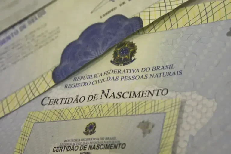 Brasil registra queda no número de nascimentos pelo sexto ano consecutivo.