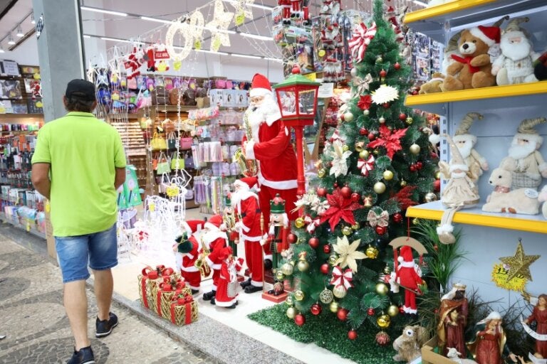Horário especial de Natal do comércio de Umuarama termina nesta terça-feira.