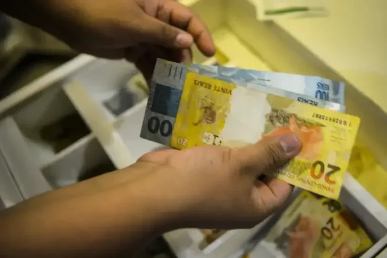 Prazo para sacar abono salarial de 2025 encerra nesta segunda-feira.