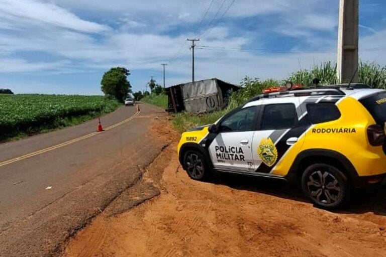 Caminhão tomba na PR-479 em Tuneiras do Oeste e condutor sai ileso.