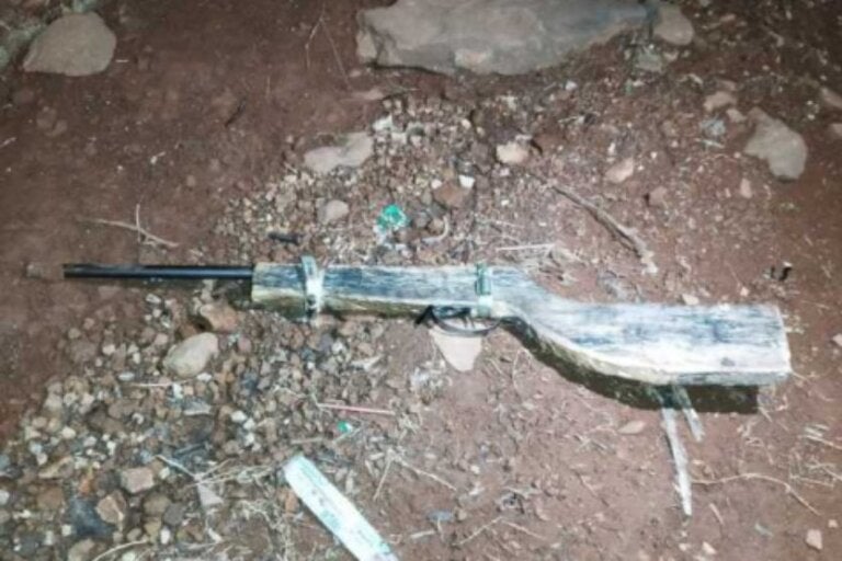 Filho usa espingarda artesanal para matar o próprio pai e diz que estava protegendo a mãe.