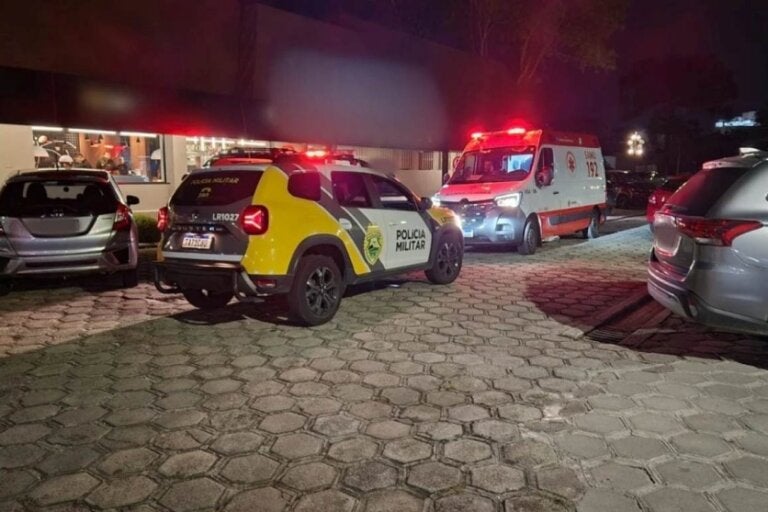 Homem tem orelha cortada após ser esfaqueado durante briga em Curitiba.