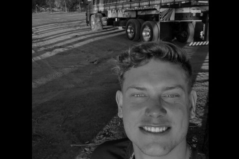 Influencer que estava noivo morre em grave acidente na BR-476, no Paraná