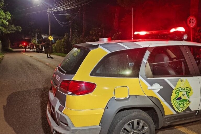 Mãe encontra filhos mortos a tiros após retornar do trabalho no Paraná.