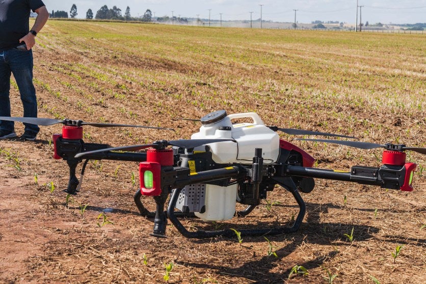 Drones de pulverização são usados em colégios agrícolas de Umuarama e de outros municípios.