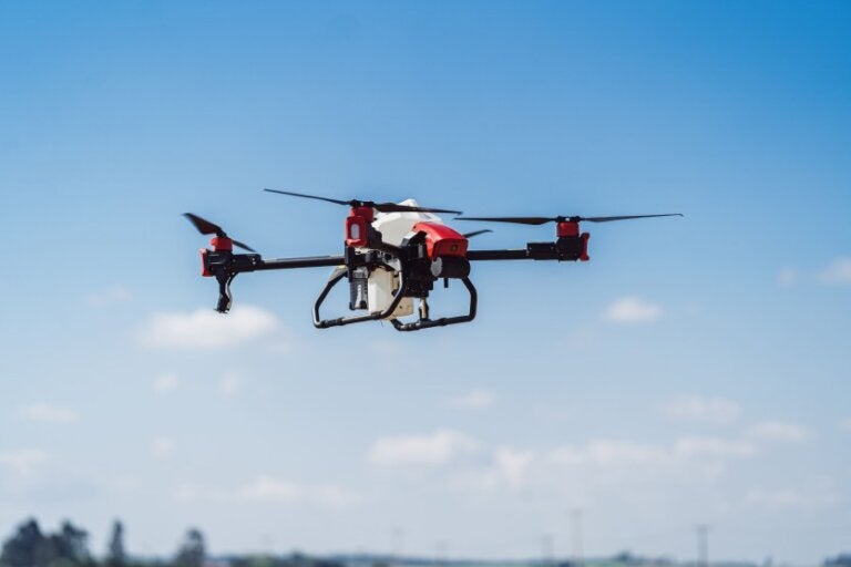 Drones de pulverização são usados em colégios agrícolas de Umuarama e de outros municípios.