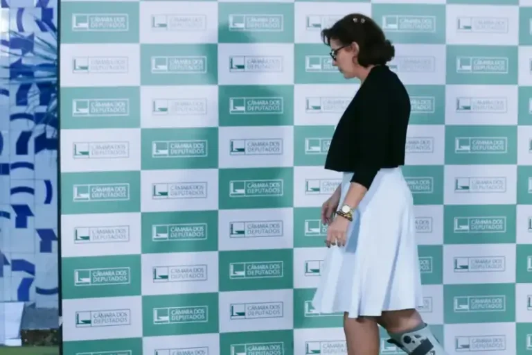 Câmara rejeita cassação de Zambelli; deputada segue presa na Itália.