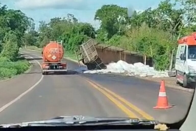 Equipes atendem tombamento de carreta PR-323, entre Umuarama e Perobal