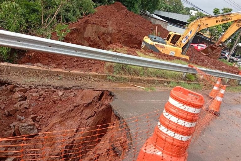 DER inicia trabalhos de recuperação na PR-323, em Umuarama.