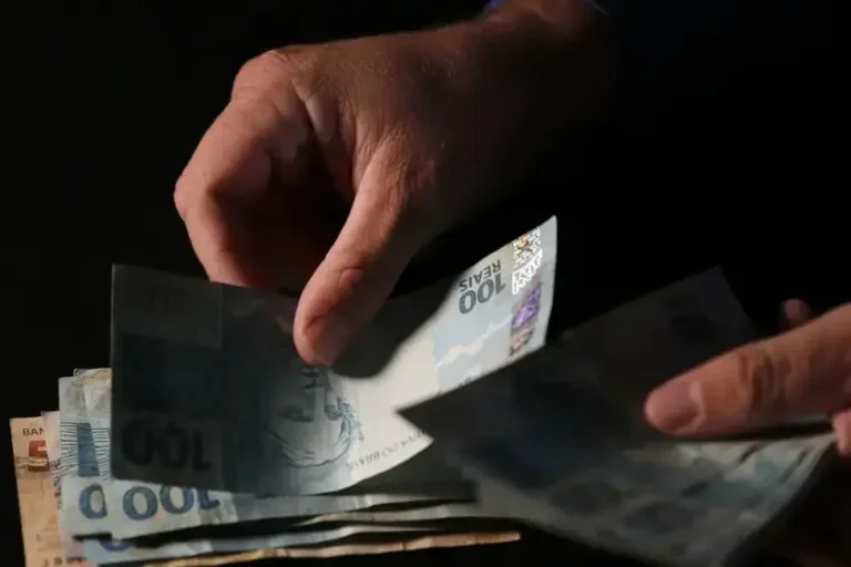 Governo libera saldo do FGTS retido para quem optou pelo saque-aniversário.