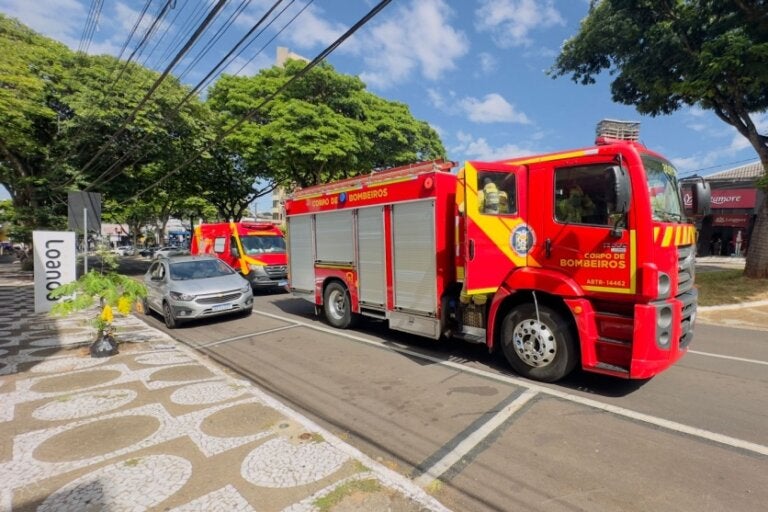 Acionamento dos bombeiros mobiliza equipes após falso incêndio veicular em Umuarama