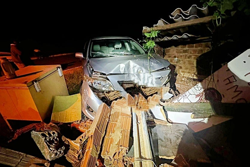 Condutor Embriagado Atinge Muro Com Carro E Mata 5 Galinhas (1)