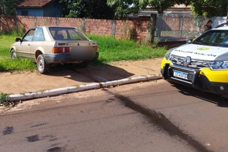Condutor Embriagado Bate Carro Em Cerca E Tenta Fugir A Pé