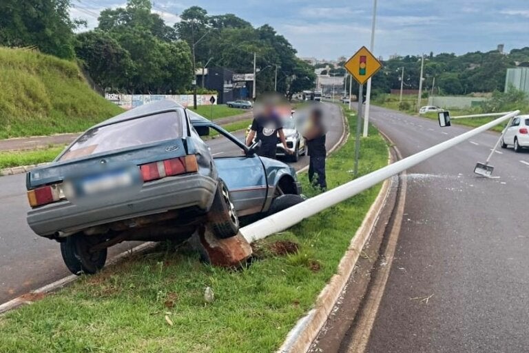 Condutor Fica Ferido Após Colisão Contra Poste Na Avenida Portugal (1)