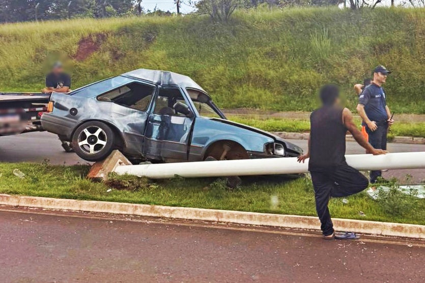 Condutor Fica Ferido Após Colisão Contra Poste Na Avenida Portugal (2)