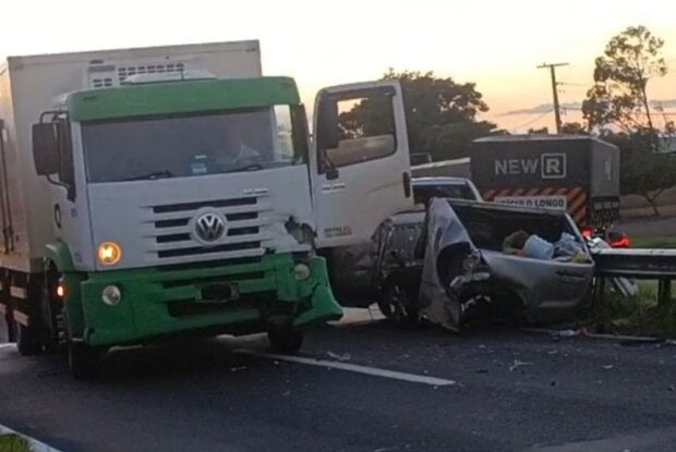 Acidente entre caminhão e caminhonete deixa homem ferido na PR-323, em Umuarama