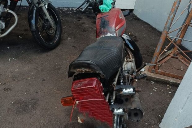 PM recupera motocicleta furtada e apreende adolescente em Umuarama
