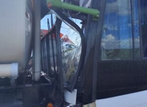 Colisão traseira entre ônibus e carreta deixa quatro feridos na PR-182