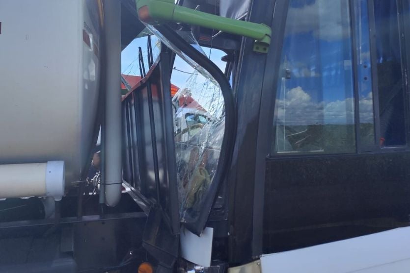 Colisão traseira entre ônibus e carreta deixa quatro feridos na PR-182