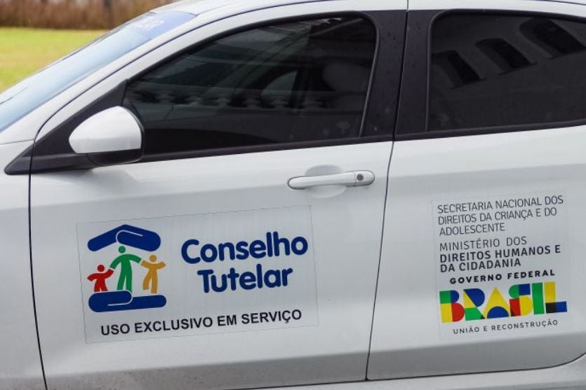 Crianças de 2 e 4 anos são encontradas sozinhas em casa; pais são detidos