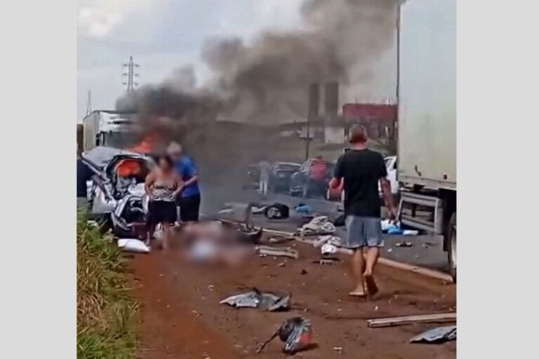 Grave Colisão Entre Carro E Caminhões Deixa Um Morto E 4 Feridos (3)