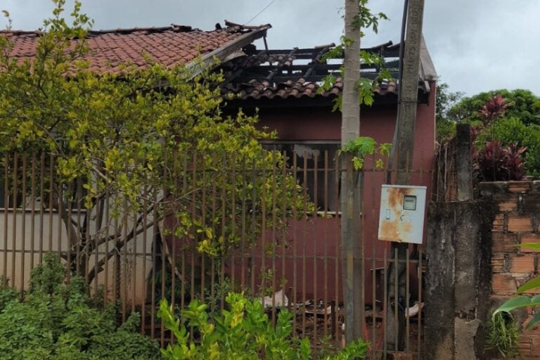 Homem Acorda Com Casa Em Chamas Na Madrugada Em Iporã