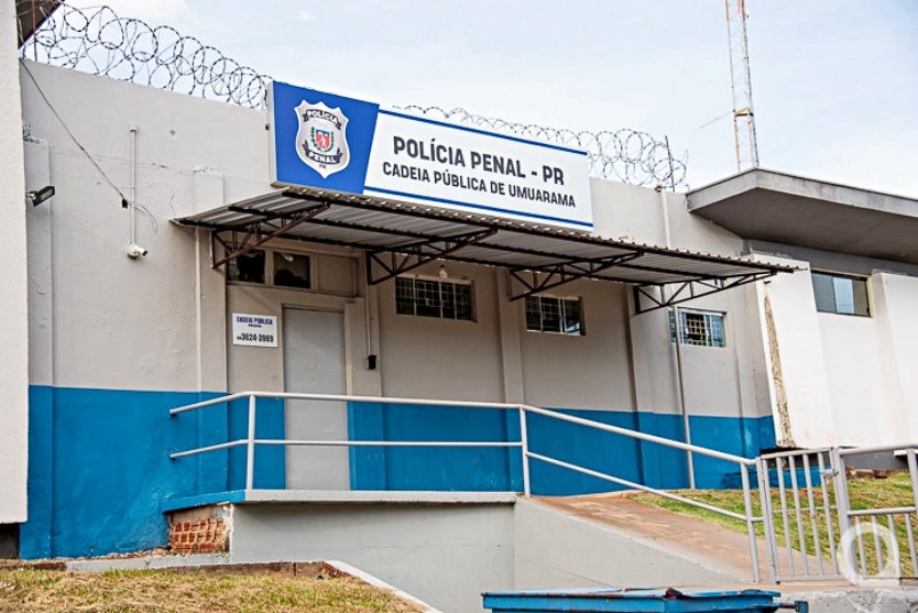 Homem é preso após furtar pertences de veículo e fazer compras com cartões da vítima