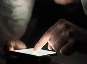 Homem que induzia adolescentes à automutilação e gravar vídeos íntimos é preso