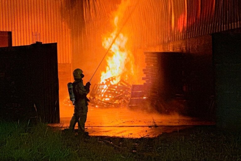 Incêndio Atinge Barracão De Fábrica De Estofados Em Umuarama (1)