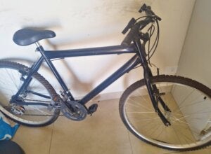 Moradora encontra bicicleta abandonada e PM apreende moto após infrações do condutor