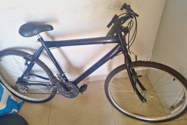 Moradora encontra bicicleta abandonada e PM apreende moto após infrações do condutor